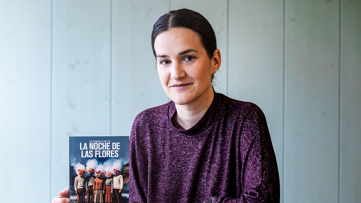 La escritora María Estébanez, con un ejemplar de su primera novela.