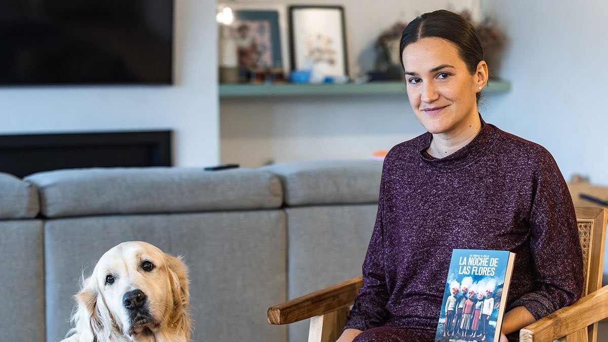 María Estébanez, acompañada por su perro Talco.