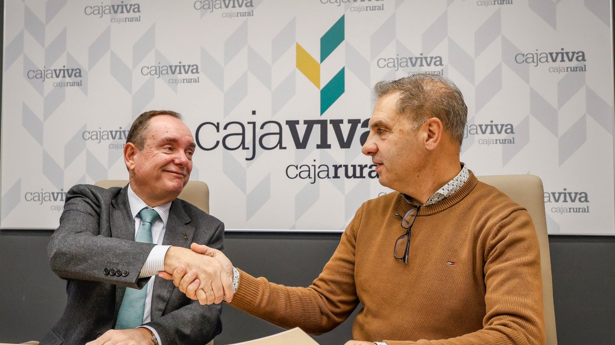 Ramón Sobremonte y Roberto Lozano, tras sellar el acuerdo.