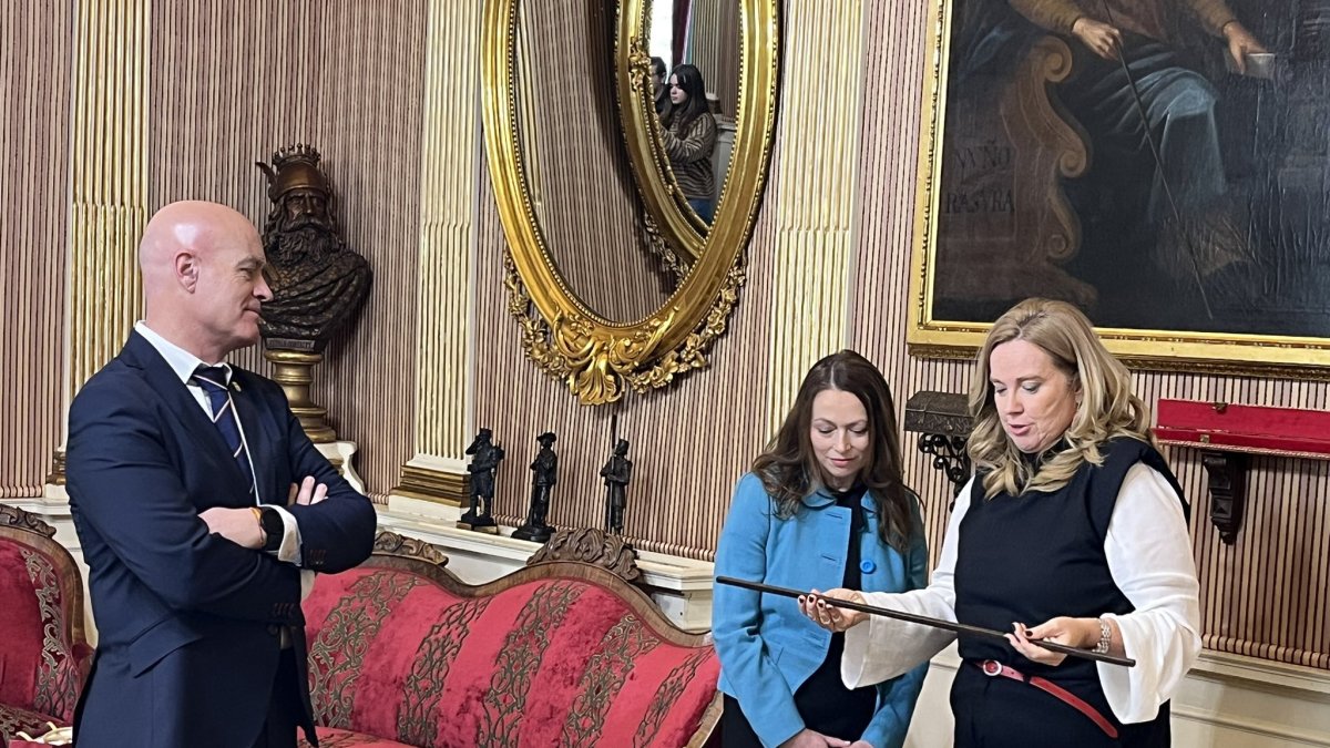 Imagen de la visita de la embajadora a la alcaldesa, Cristina Ayala.