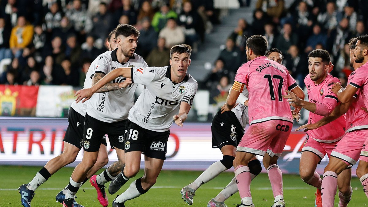 Fer Niño y Aitor Córdoba, durante el partido contra el Castellón.