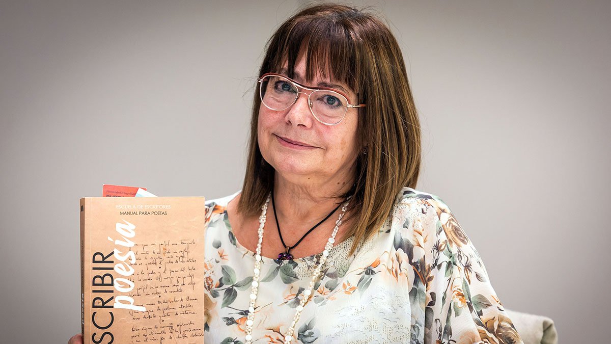 Cristina Casado, profesora del taller de poesía en la Escuela de Escritores de Burgos, con el manual de Páginas de Espuma.