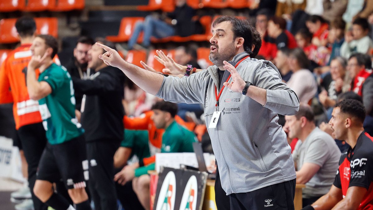Jorge Berzosa da instrucciones durante un partido.