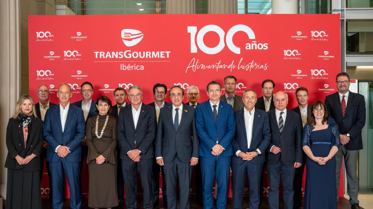 Miembros del comité ejecutivo con representantes instituciones y de organizaciones empresariales.