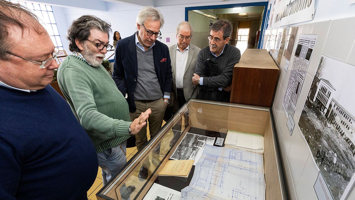 Marcos Rico García-Inés (en mitad del grupo) atiende a las explicaciones de José Matesanz.