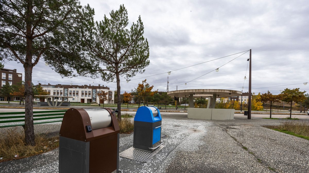 Un punto de recogida de basura, a través de los buzones, en el bulevar ferroviario.