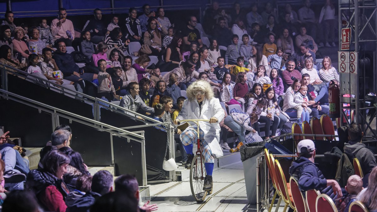 Un científico loco es el hilo conductor del espectáculo.