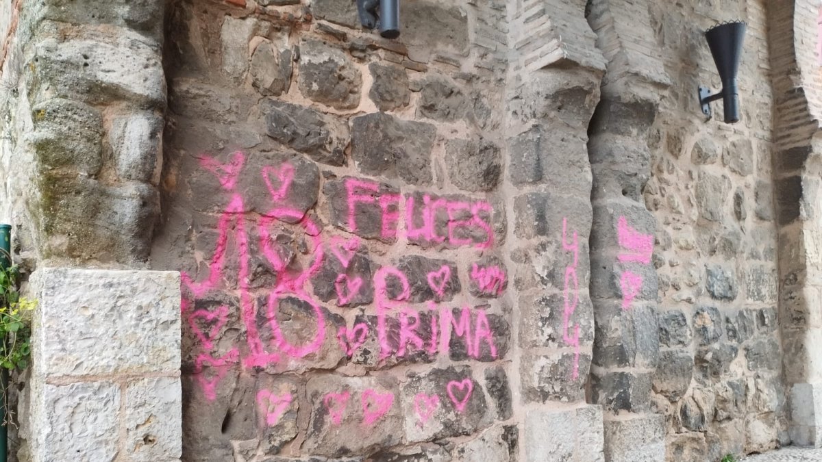 Imagen de la pintada en el arco de San Esteban.