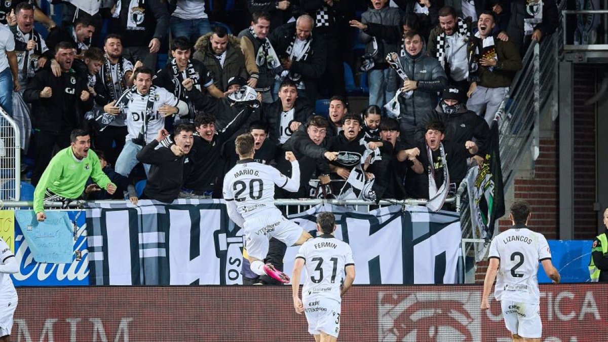 Los jugadores del Burgos CF celebran uno de los goles.