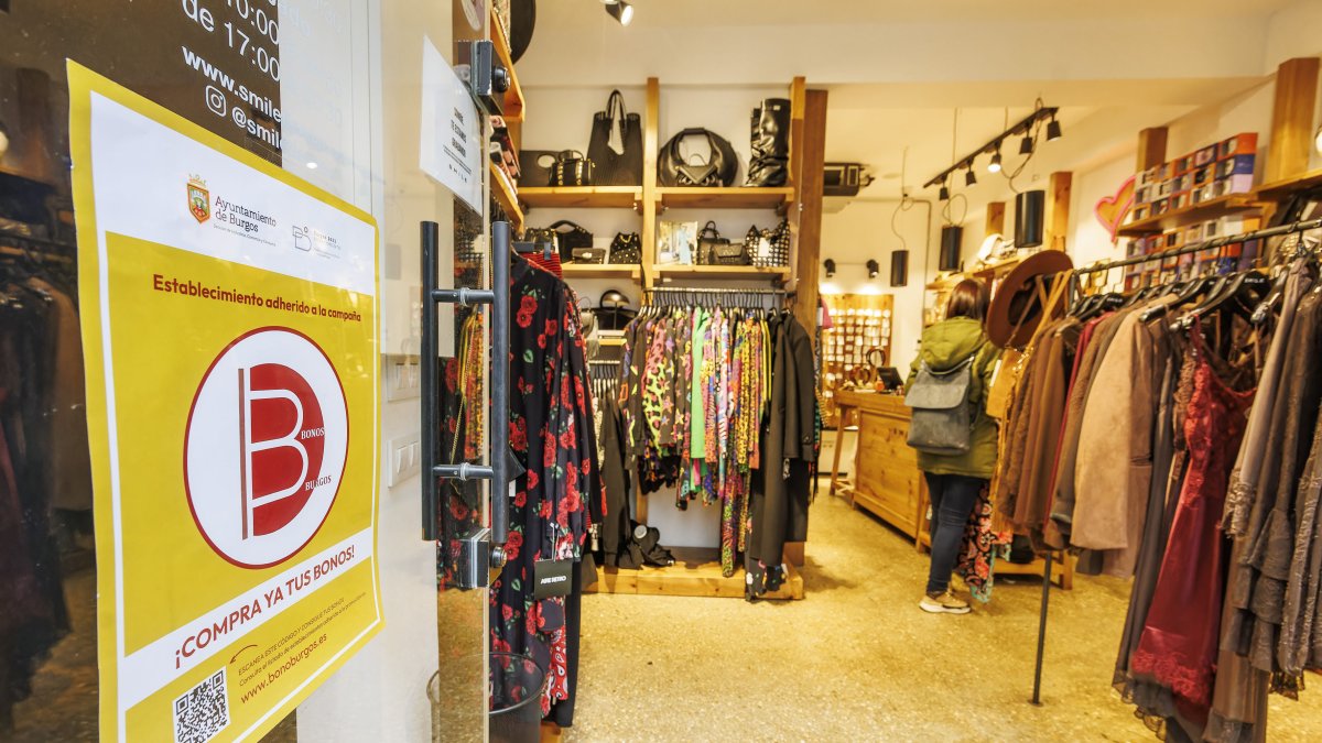 Comercios del centro de la capital burgalesa con los carteles de la campaña de bonos al consumo.