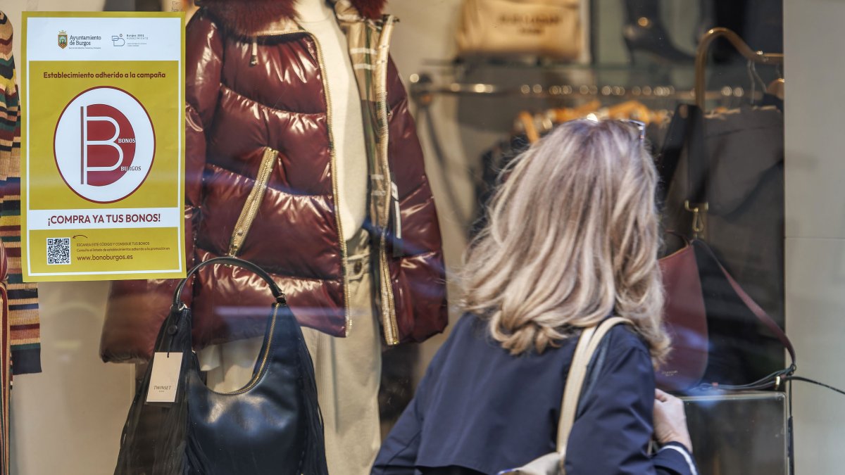 Comercios del centro de la capital burgalesa con los carteles de la campaña de bonos al consumo.
