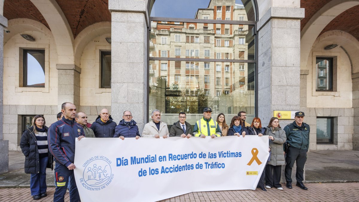 Instante del minuto de silencio por las víctimas de accidentes de tráfico celebrado en la subdelegación del Gobierno.