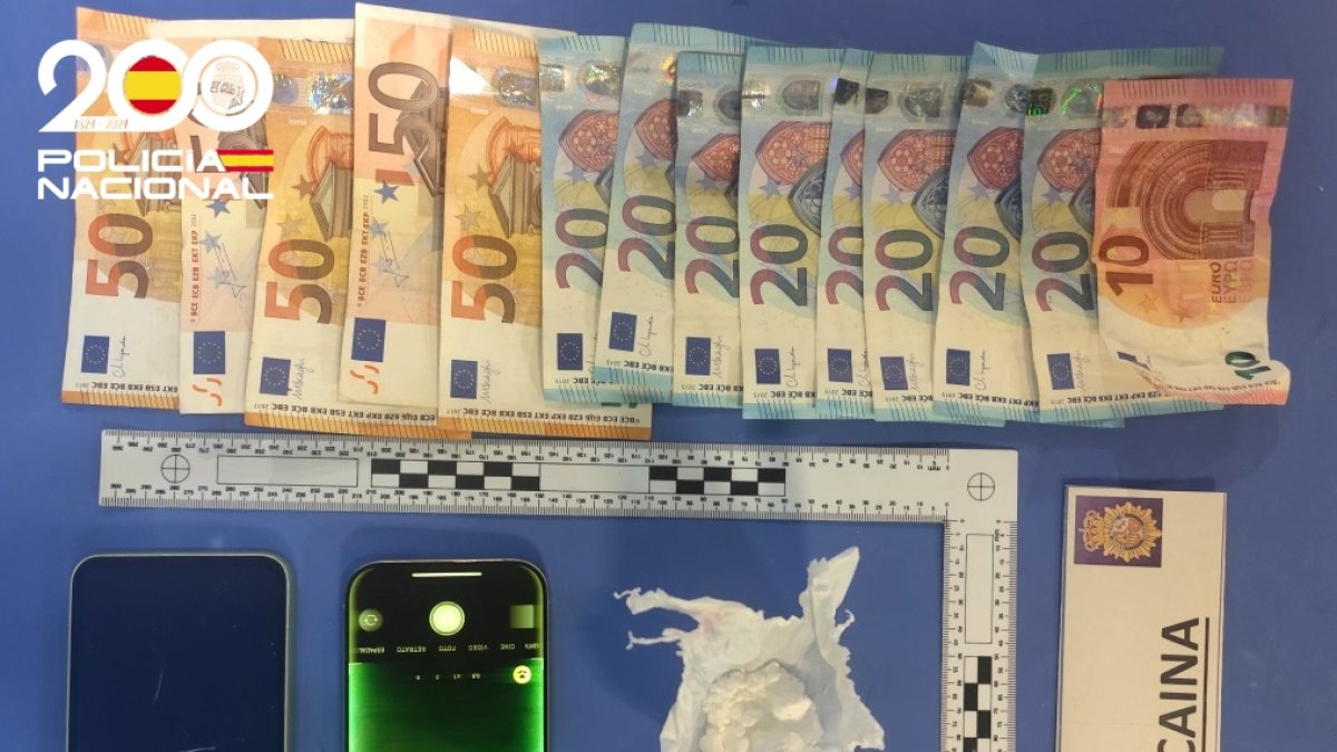 Material incautado al detenido.