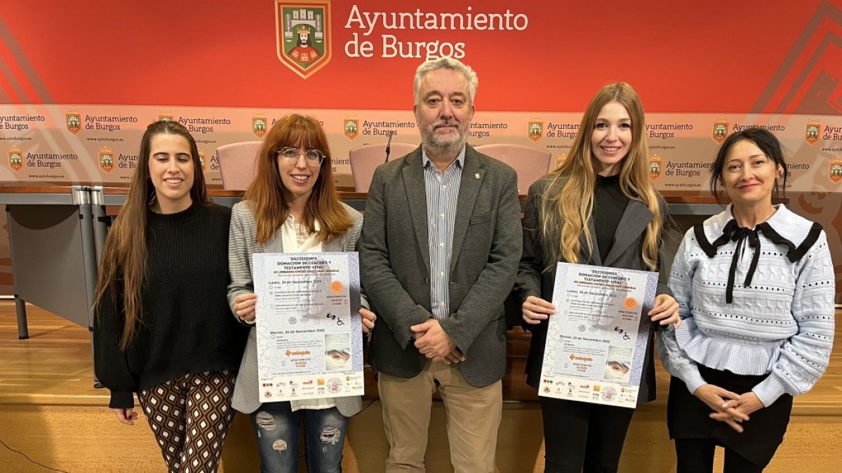 Trabajadoras de algunas entidades del centro y Niño en la presentación de las jornadas.