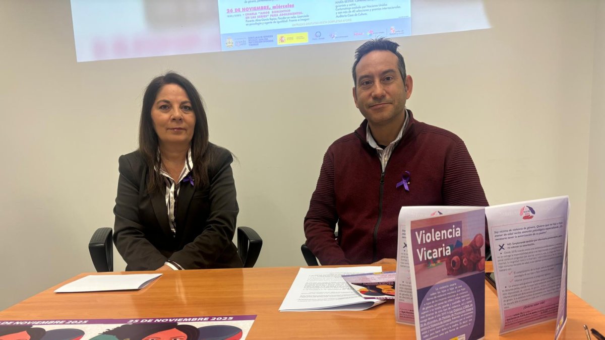 El concejal Andrés Gonzalo junto a la técnica, Ana Pajares