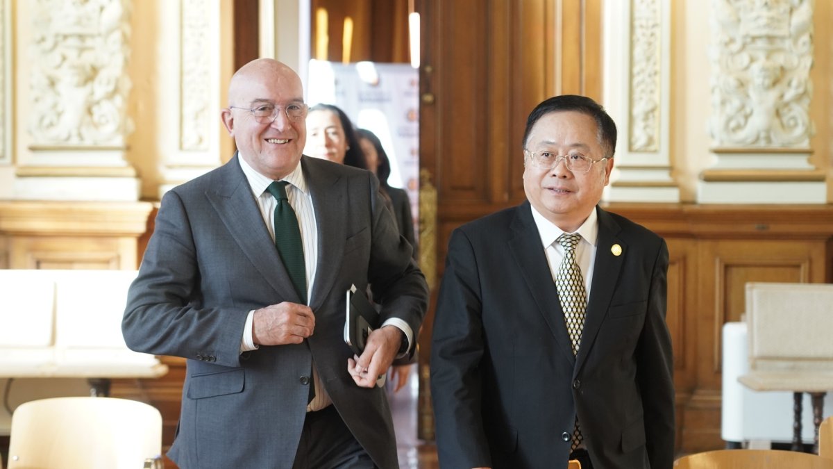 El alcalde de Valladolid, Jesús Julio Carnero, durante la recepción a una delegación de empresas chinas de los ámbitos de la mecánica y la electrónica, organizada por la Oficina Municipal de Proyectos y Atracción de Inversiones del Consistorio, ‘Valladolid Now’.