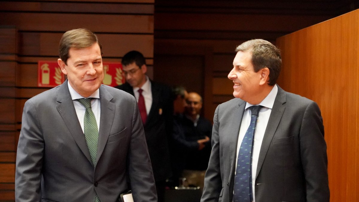 El presidente de la Junta, Alfonso Fernández Mañueco, y el consejero de Economía y Hacienda, Carlos Fernández Carriedo, a su llegada al debate de totalidad del Proyecto de Ley de Presupuestos Generales de la Comunidad de Castilla y León para 2026.