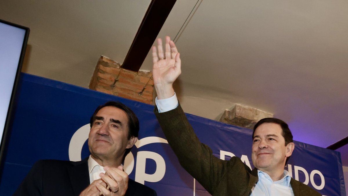 El presidente del PPCyL, Alfonso Fernández Mañueco clausura la Junta Directiva del Partido Popular de León, acompañado por el presidente de la gestora en la provincia, Juan Carlos Suárez Quiñones.