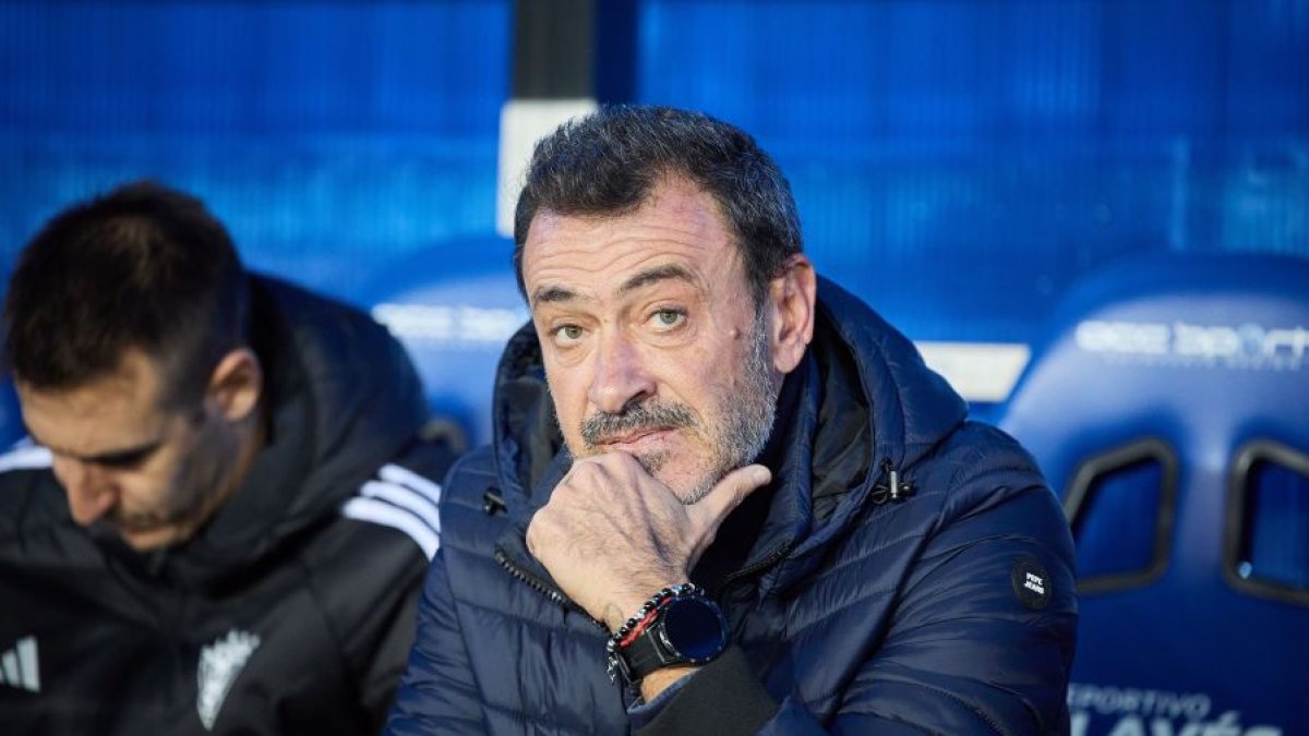 Jesús Galván en el banquillo de Mendizorroza durante el derbi contra el Burgos CF.