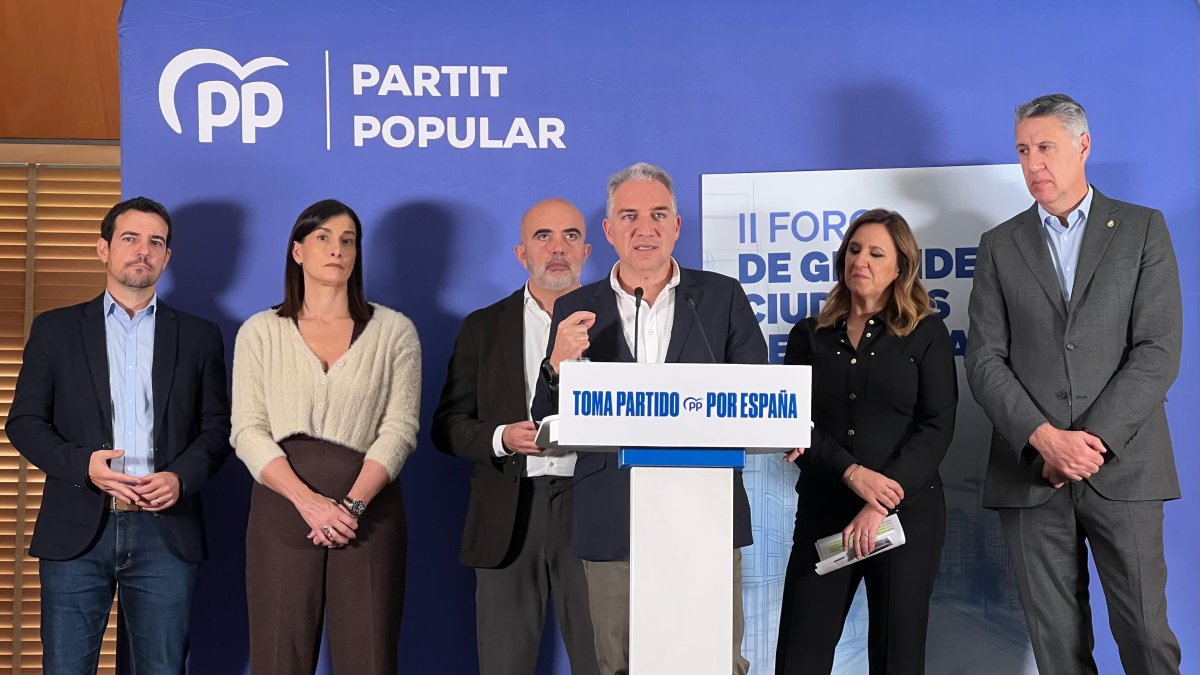El vicesecretario de Coordinación Autonómica y Local del PP, Elías Bendodo, con los alcaldes María José Catalá (Valencia), Gema Igual (Santander), Xavier García Albiol (Badalona) y Manu Reyes (Castelldefels), y el líder del PP en Barcelona, Dani Sirera.