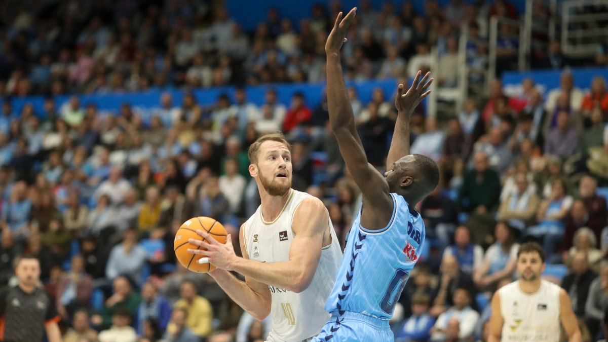 Fischer busca a quien pasarle el balón, ayer en Lugo.