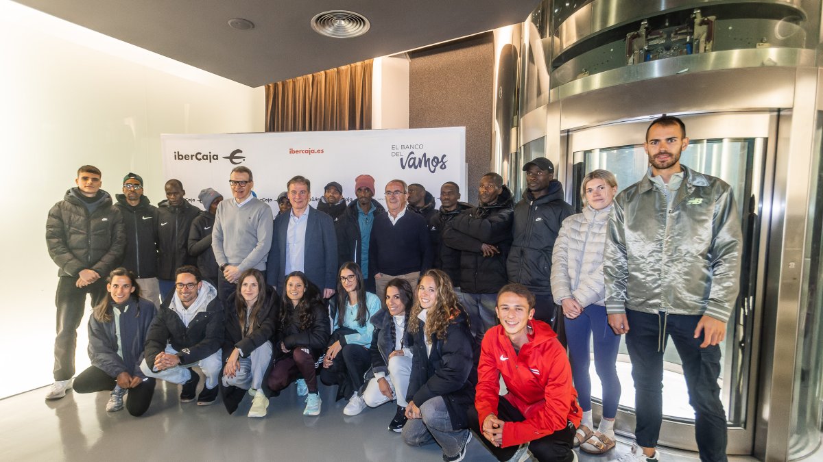 Foto de familia durante la gala de bienvenida del cross de Atapuerca, patrocinado por Ibercaja.