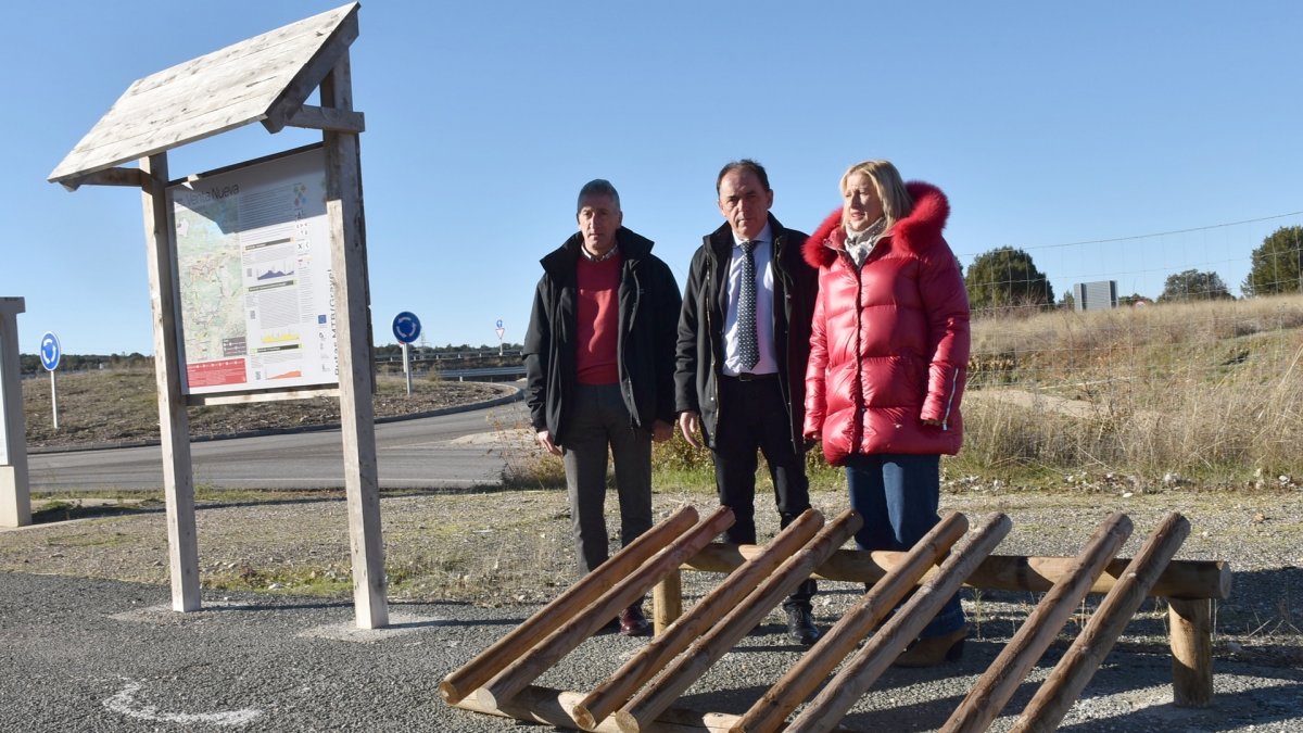 La delegada territorial, Yolanda de Gregorio, y el presidente de la Diputación Provincial de Soria, Benito Serrano, acompañados del jefe del Servicio Territorial de Medio Ambiente, José Antonio Lucas, visitan el inicio de una de las rutas del proyecto ‘Soria, Paraíso del deporte’.