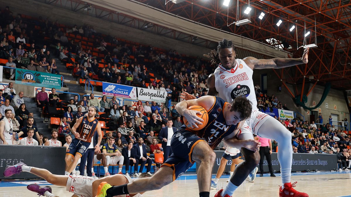 Gabriel Gil pelea para llegar a la canasta ante la oposición de los jugadores del Ourense, este domingo en El Plantío.