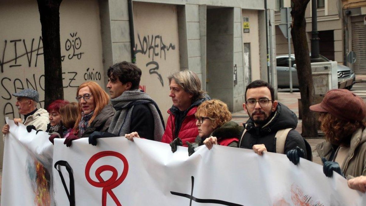 Carlos Martínez en la manifestación de León junto a miembros de Sumar, Marina Echebarría; Izquierda Unida, Juan Gascón; CCOO, Ana Fernández, y Unidas Podemos, Miguel Ángel Llamas.