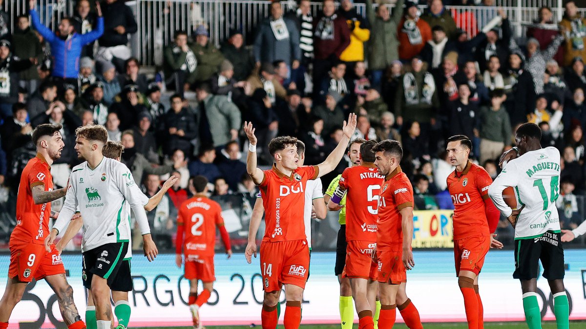 Polémica derrota del Burgos CF ante el Racing con un gol muy protestado.