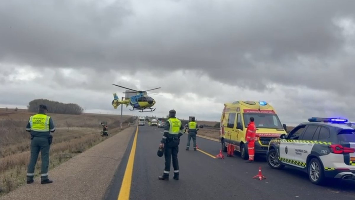 Varios heridos en una colisión múltiple al circular un coche en sentido contrario en la A-6 en Castrogonzalo (Zamora).