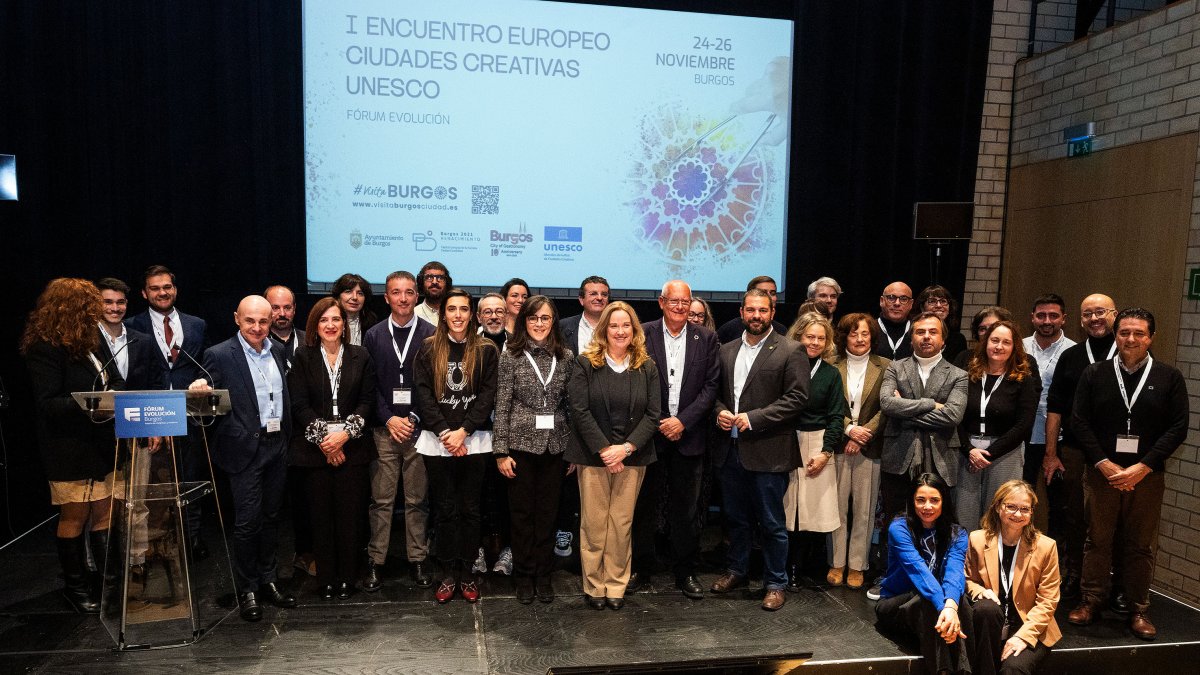 Foto de familia de los participantes en el I Encuentro de Ciudades Creativas de la Unesco del arco Mediterráneo con la alcaldesa de Burgos, Cristina Ayala.