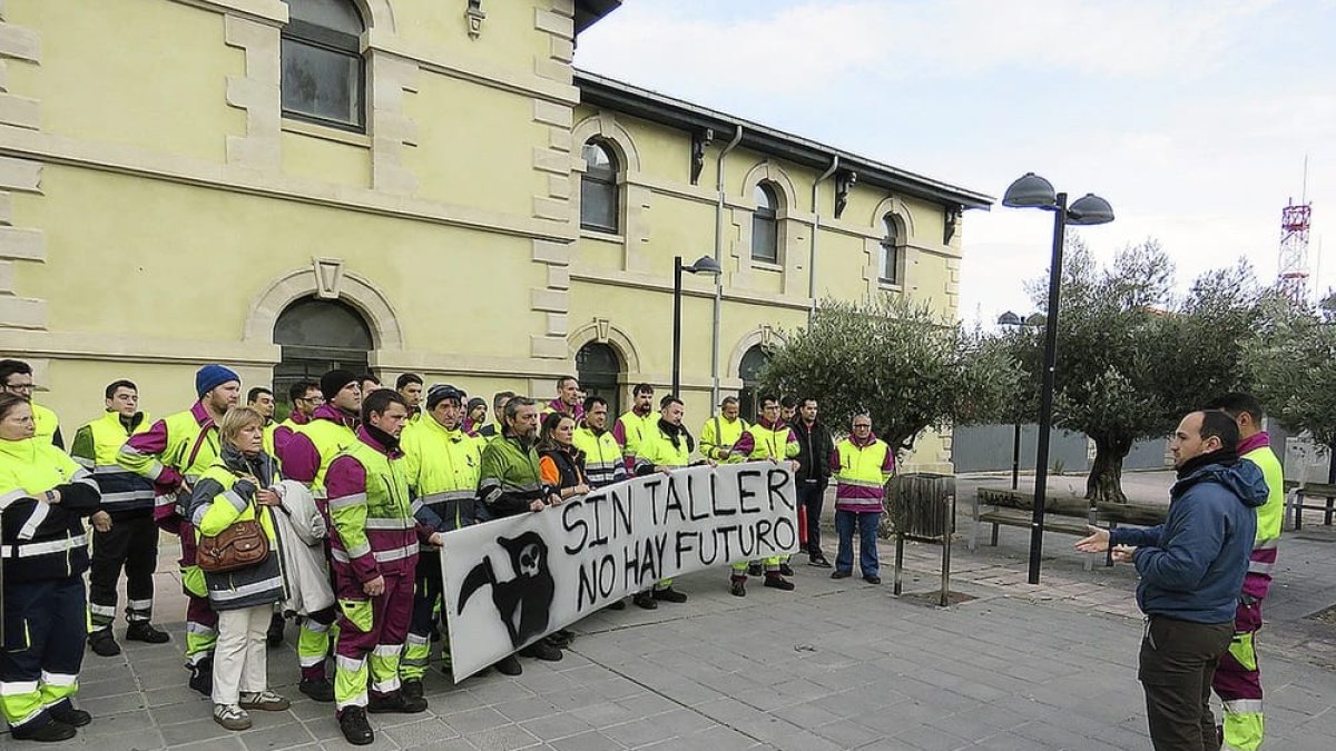 Concentración de trabajadores del taller de Remolcado de Renfe en Miranda de Ebro.
