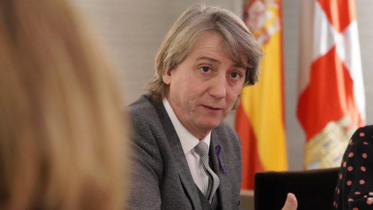 Carlos Martínez, en un momento de su reunión en las Cortes con mujeres de diferentes colectivos profesionales.