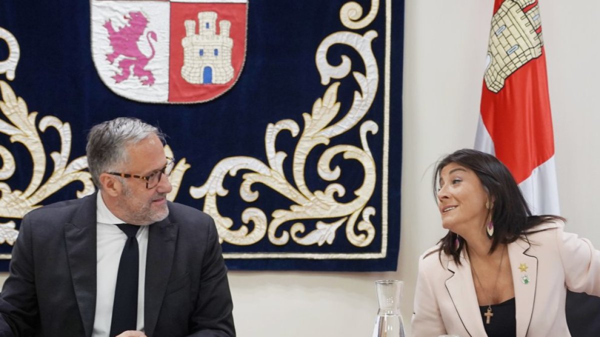 Carlos Pollán y Ana Sánchez, en la reunión de este martes en la Mesa de las Cortes de Castilla y León, en una imagen de archivo.