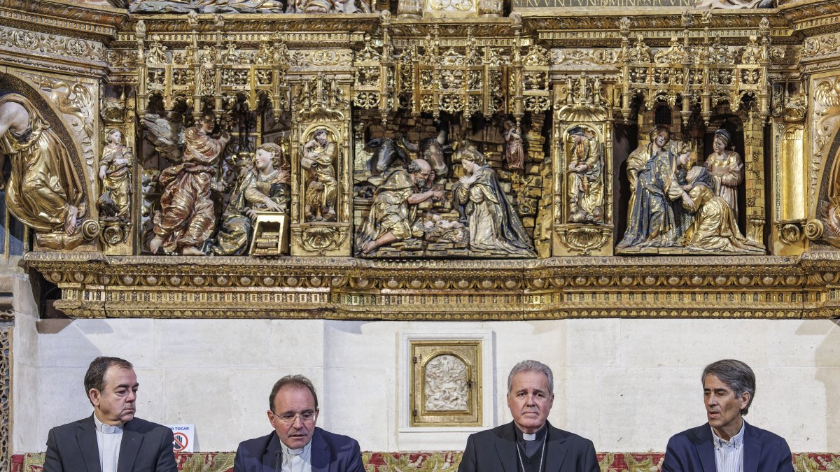 Félix Castro, Carlos Izquierdo, el arzobispo Mario Iceta y el arquitecto responsable de la instalación, José Manuel Álvarez Cuesta.