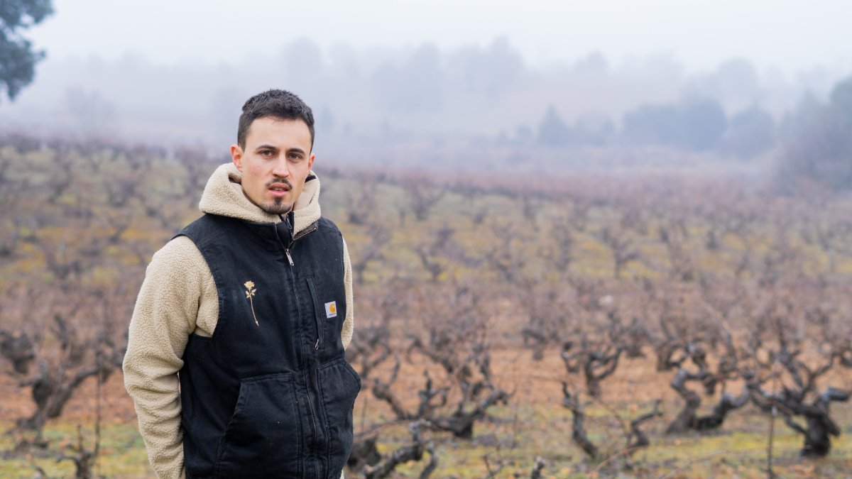 Rodrigo Martínez Martínez posa en sus viñedos