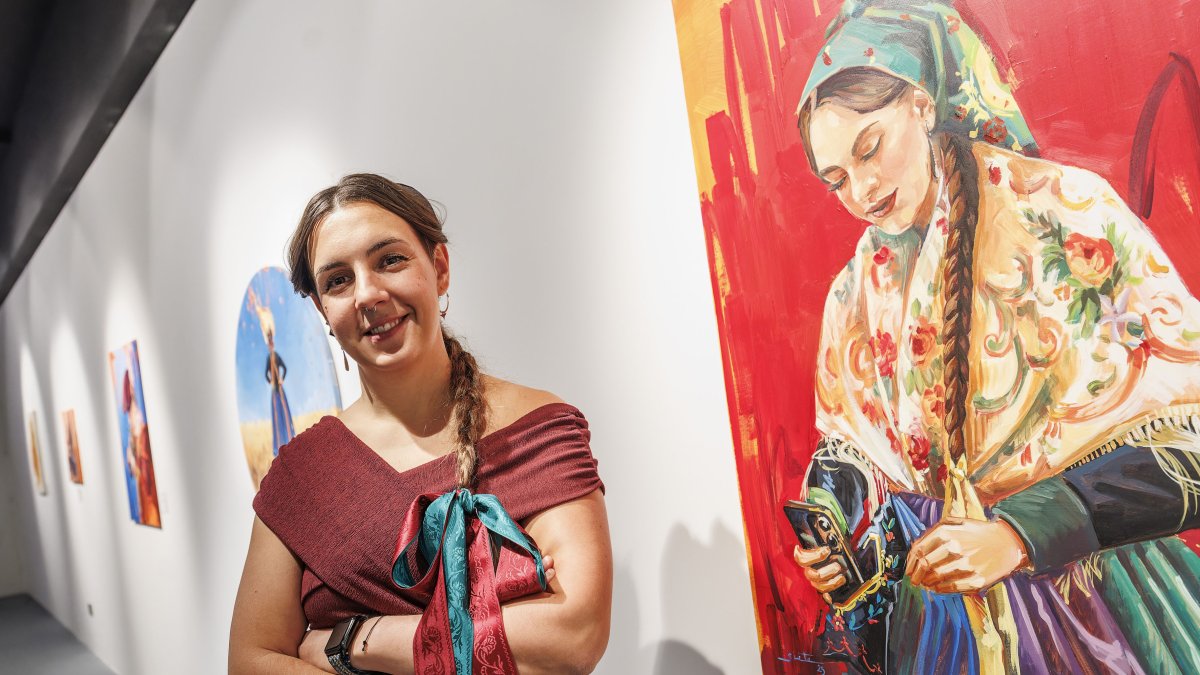 Saray Pérez (Siete), en la inauguración de su muestra 'Fuego Castellano'.