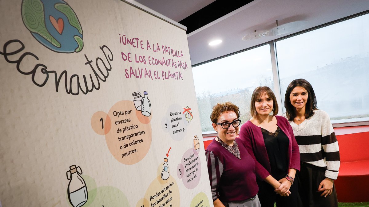 Fontecha, Rodríguez y Arce posan con el cartel del programa.