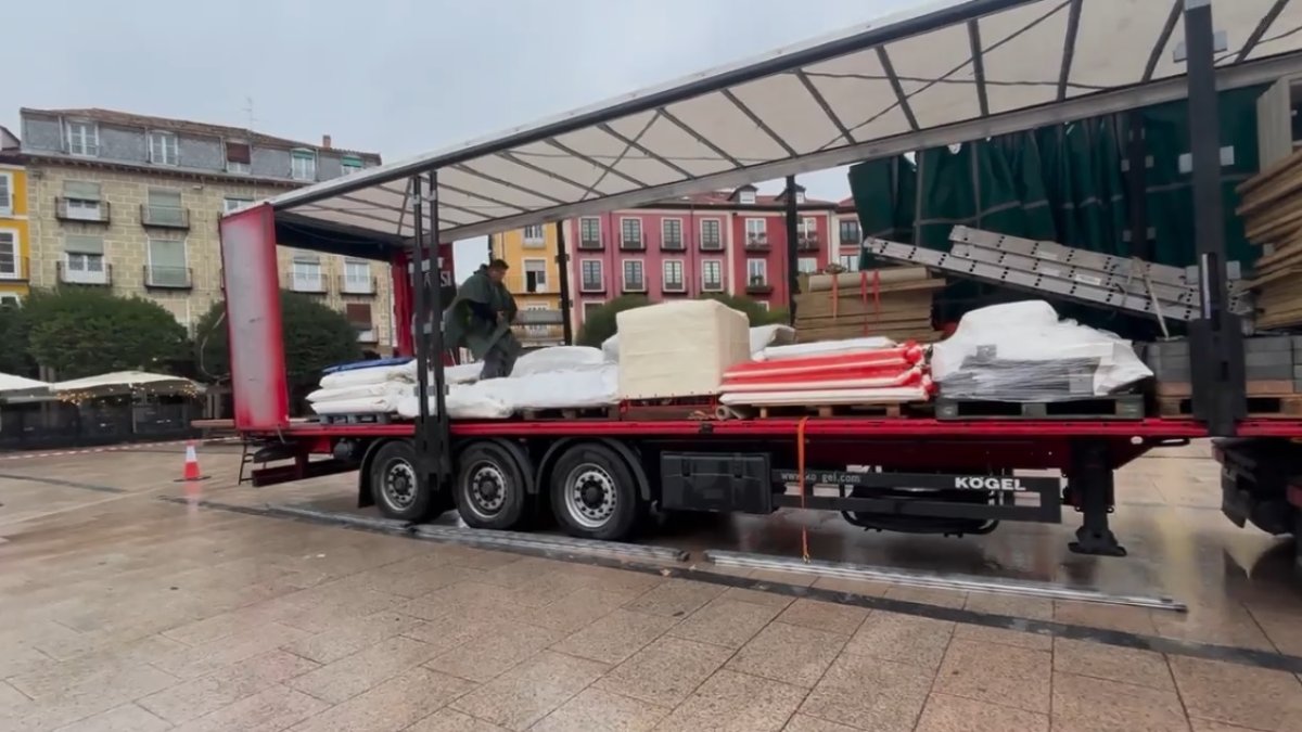 El camión con parte del material para montar los domos en la Plaza Mayor el pasado lunes.