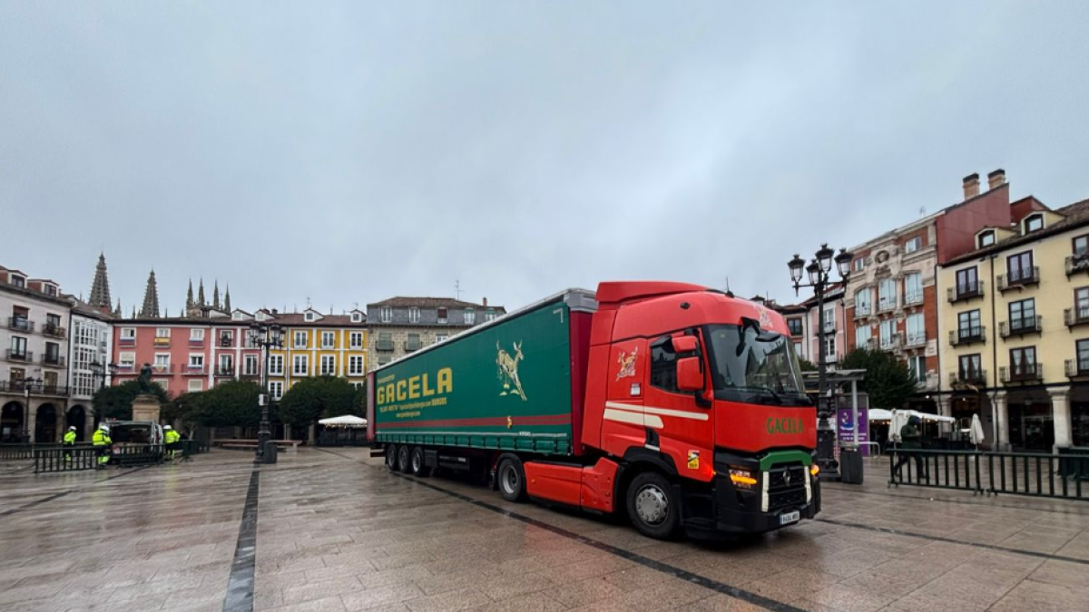Camión con material para los domos en la Plaza Mayor el pasado lunes 24 de noviembre.