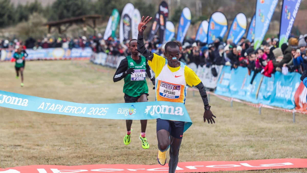Mathew Kipsang entra victorioso en la meta.