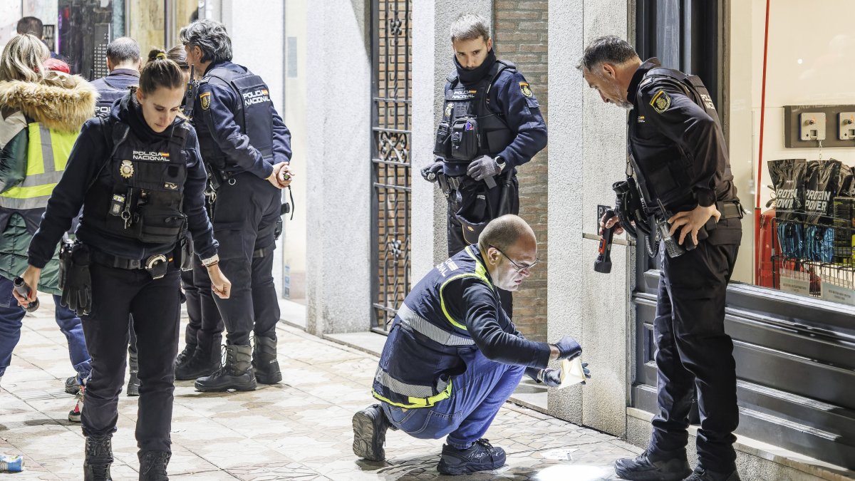 Agentes de la Policía Nacional de Burgos, el pasado 27 de noviembre, en busca de pruebas tras el tiroteo acontecido en Gamonal.