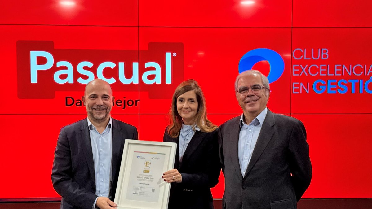 Imagen de la entrega de la distinción a Pascual