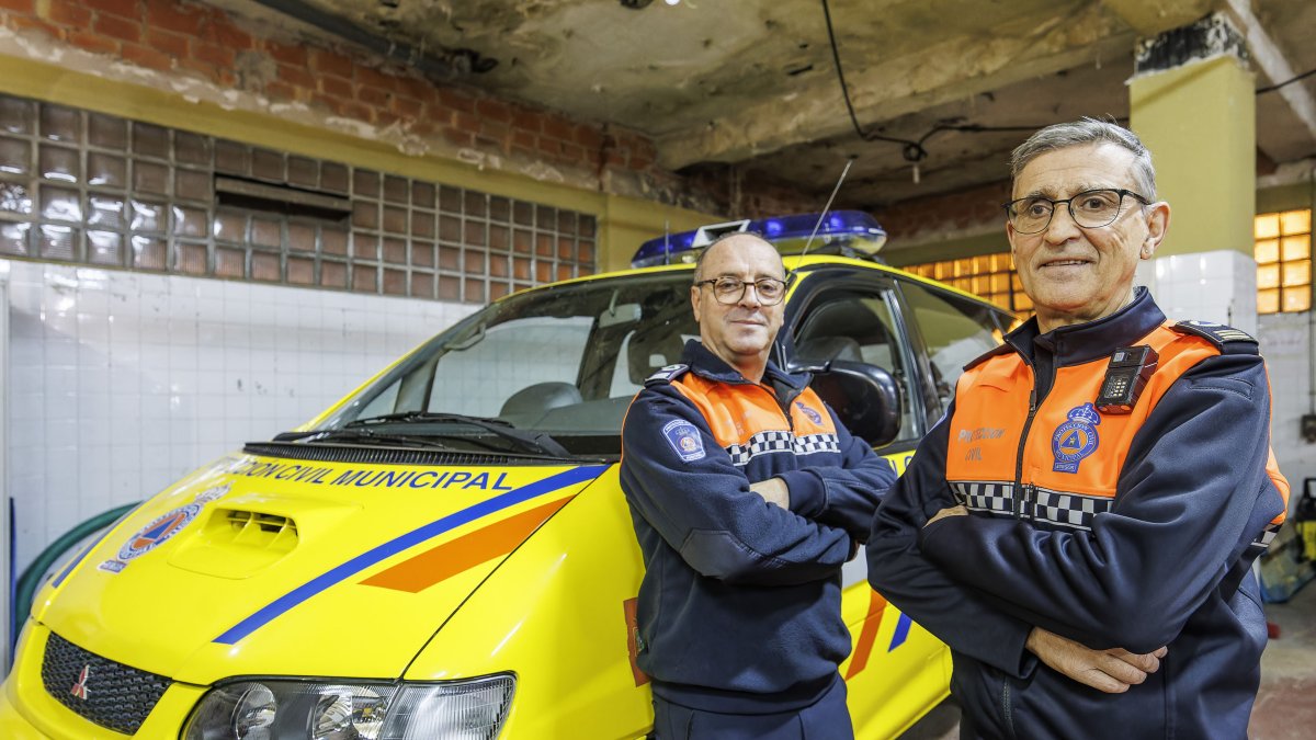Miguel Ángel Arnaiz y Lorenzo Bernabé, en la sede de Protección Civil Burgos.