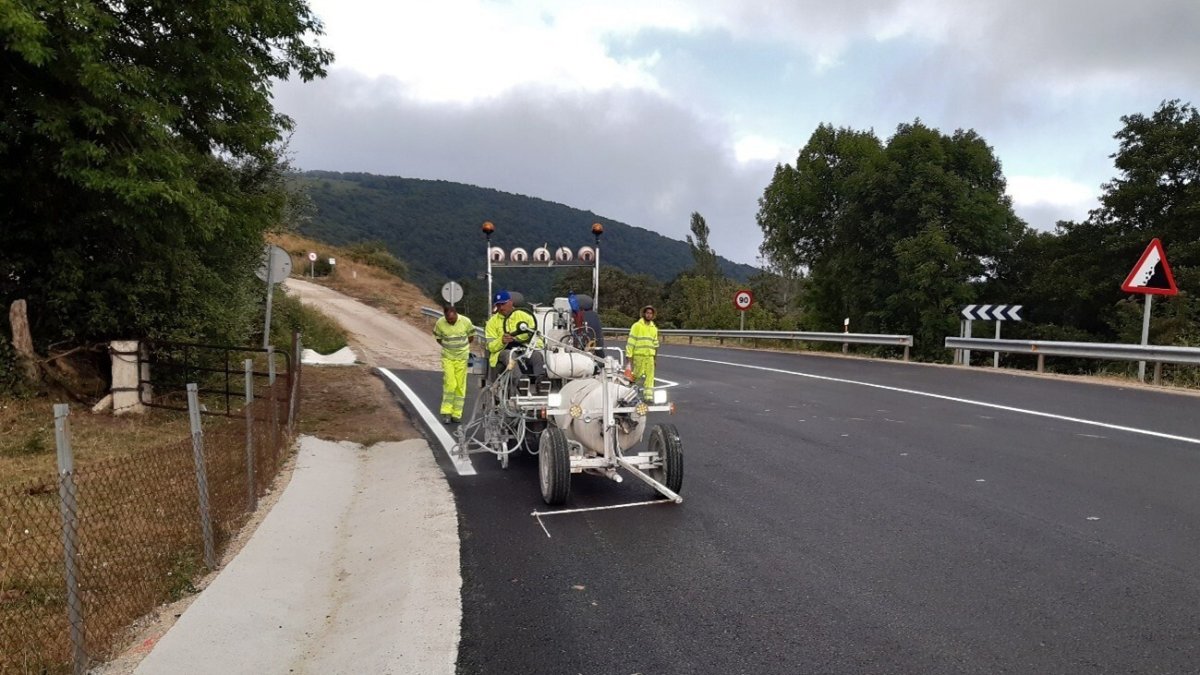 Pintado de marcas viales en N-629, km 44.