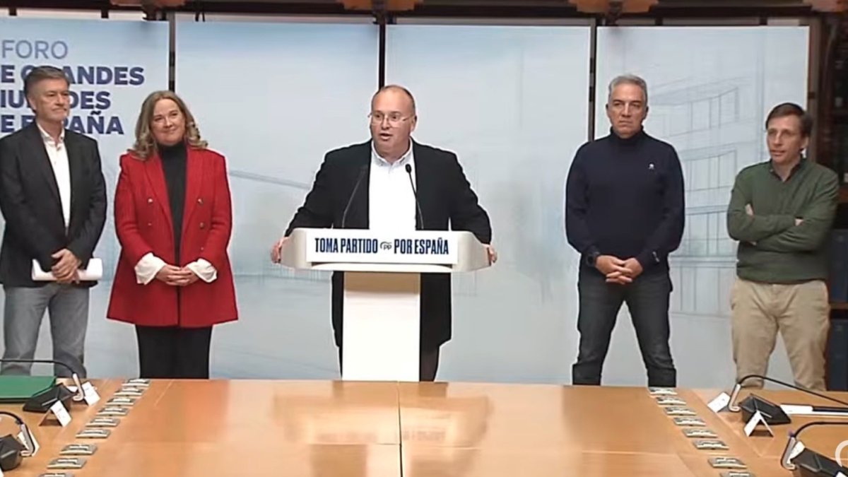 Tellado y Bendodo llaman a la movilización contra Sánchez e instan a Vox a que identifique quién es su rival .