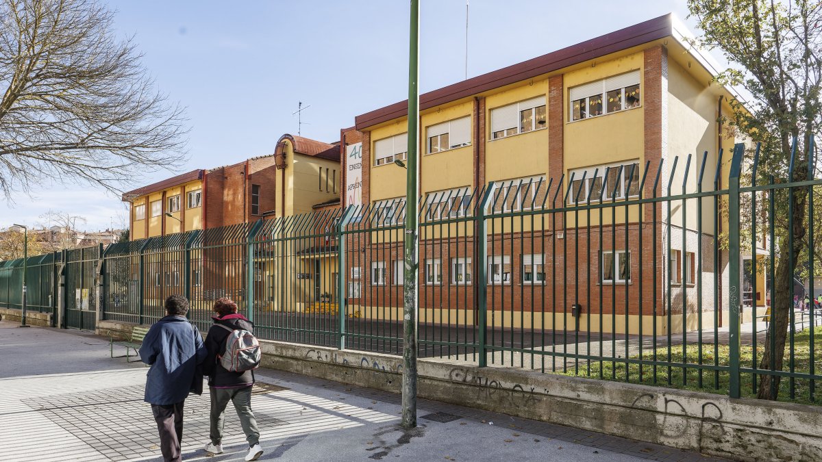 Fachada del Colegio Público de Infantil y Primaria Fernando de Rojas, uno de los más grandes de la capital burgalesa.