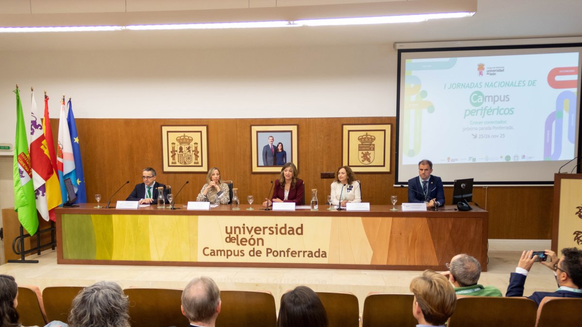 La rectora de la ULE, Nuria González, en las I Jornadas Nacionales de Campus Periféricos celebradas en el Campus de Ponferrada (León).