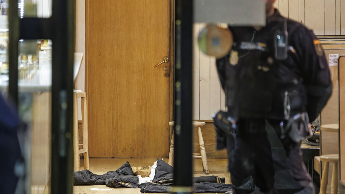 La cazadora que llevaba la víctima en el interior del establecimiento.